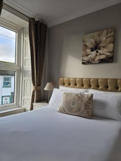 Brogans Bar & Hotel - 8