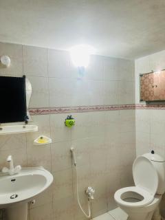 2 BR luxurious home-5 mins Airport - 2