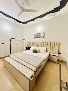 2 BR luxurious home-5 mins Airport - 5