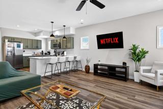 Relaxing home with backyard near parks and dining - 0