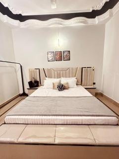 2 BR luxurious home-5 mins Airport - 6