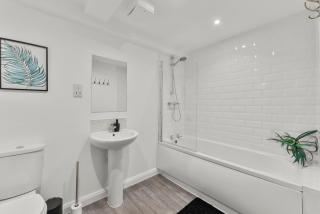 Cozy Leeds Hideaway Near the City - 7