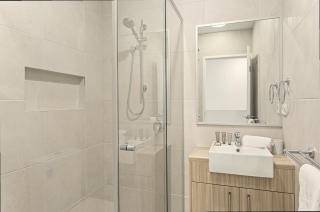 Contemporary Family Haven in Murrumba Downs - 9