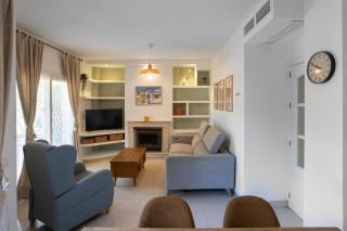 Home2Book Spacious Family Villa with Pool, Sevilla - 3
