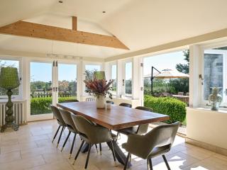 Charming 4-Bedroom Cottage in Henley - 3