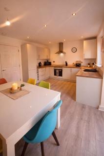 Bright & Spacious 3-Bed Rotherham Home Ideal for Families or Contractors - 5
