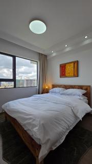 Luxury 2BR, King & Queen Beds, 13th Floor City Views, Pool & Gym, Westlands - 4