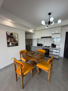 Luxury 2BR, King & Queen Beds, 13th Floor City Views, Pool & Gym, Westlands - 2