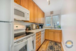 Lake Geneva Condo with Pool Fireplace & Parking - 6