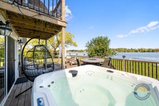 Lakefront Retreat with Hot Tub - 0