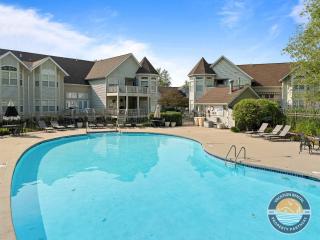 Pool Beach Walk & Lake Views in Fontana - 0