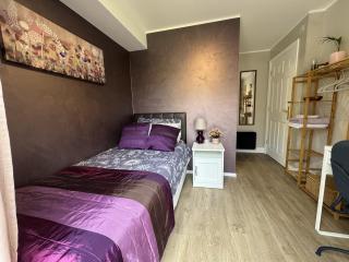 Chrysanthemum Drive stays - 1