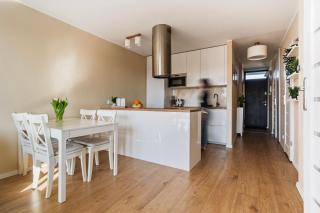 Cozy & Bright Apartment - 10 min Walk to Beach - 1