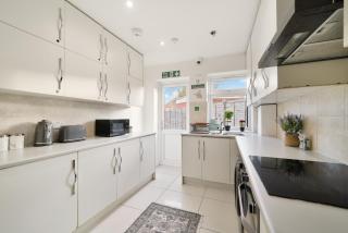 Stylish 6-Bed near Heathrow & London - 0