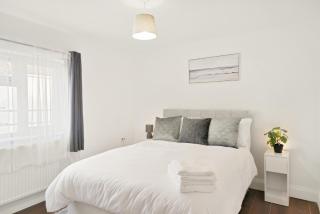 Stylish 6-Bed near Heathrow & London - 9
