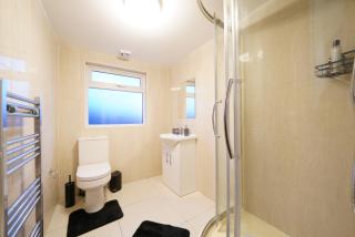 Stylish 6-Bed near Heathrow & London - 8