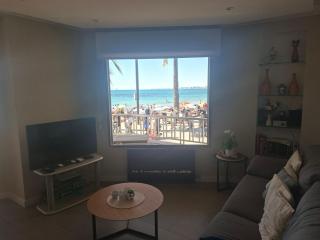 A beautiful beachfront flat for 4 people with a lovely terrace overlooking sea - 8