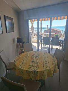 A beautiful beachfront flat for 4 people with a lovely terrace overlooking sea - 6