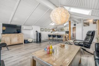 Renovated Holiday Home With 4 Bedrooms 800 Meters From The North Sea - 8