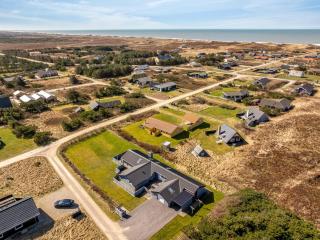 Renovated Holiday Home With 4 Bedrooms 800 Meters From The North Sea - 7