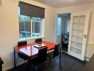 Spacious 4 Bedroom Contractor House near M1- FREE Parking - 9