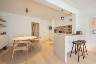 Stylish Central 2-Bedroom Renovated Apartment - 3