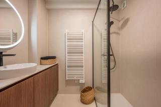 Stylish Central 2-Bedroom Renovated Apartment - 7