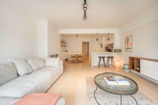 Stylish Central 2-Bedroom Renovated Apartment - 5