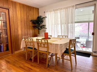 Retro family & pet friendly home with large backyard near Cheyenne Mt Zoo & Broadmoor Hotel - 9