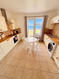 Coastal Retreat- Panoramic Views- Sleeps 4- Near Margate - 9