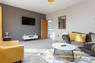 Spacious New 6 Bed House - 5 Bathrooms - SLEEPS 12 - 8