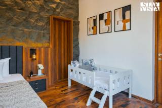 StayVista's Pearl Hillview Mansion - 5BHK Mountain-View Villa with Home Theatre - 4