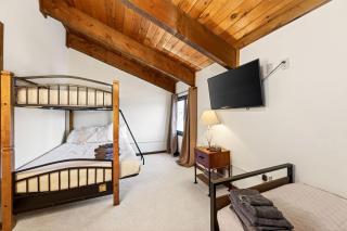 3-Bed Family Townhouse with Scenic Views & Patio - 7