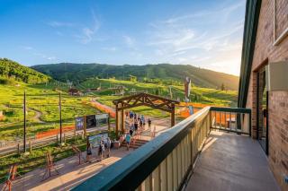 Ski In Out 3 BDR Condo with Stunning Mountain Views - 8