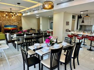 Skyline Luxe 4BR Retreat with En-suite Icon City - 4