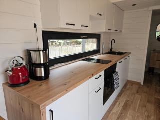 Modernes Tiny House mit Terrasse und Parkplatz - 9