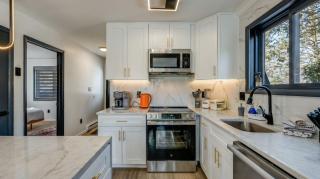 4 BR Lakeside House in Woods - 8
