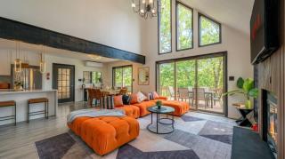 4 BR Lakeside House in Woods - 2