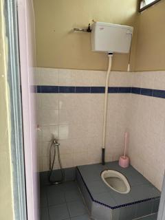 D Anggun Homestay - 2