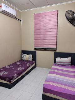 D Anggun Homestay - 3