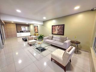 Miraflores Luxury Skytop Oceanview Apartment - 8