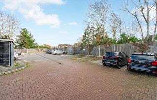 Spacious 2-Bed Flat with Free Parking, Bromley - 1