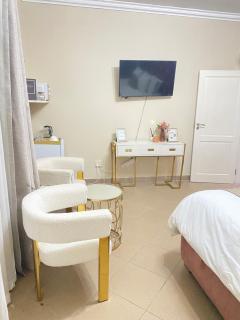 Andisa Airport pool Escape - 6