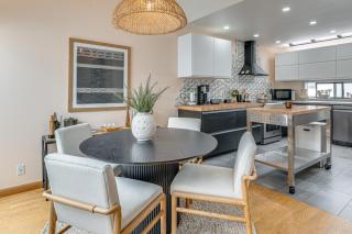 Walk to Venice Beach! Couples Apt with Rooftop Deck - 3