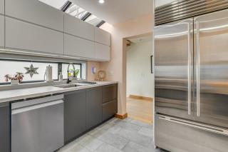 Walk to Venice Beach! Couples Apt with Rooftop Deck - 1