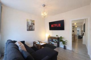 Perfect for Work Trips & Families, Spacious 2BR, WiFi, Free Parking, Sleeps 5 - Spon End - 5