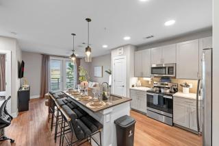 Luxury 1BR King Bed with Pool, Gym, FreeParking, EVCharger, Stockyards, WorldCup - 6