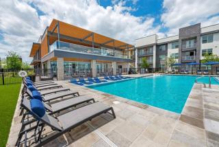 Luxury 1BR King Bed with Pool, Gym, FreeParking, EVCharger, Stockyards, WorldCup - 9