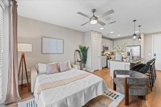 Luxury 1BR King Bed with Pool, Gym, FreeParking, EVCharger, Stockyards, WorldCup - 3