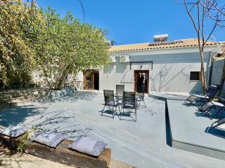 Skouna Luxury Suites by DadoVillas - 5